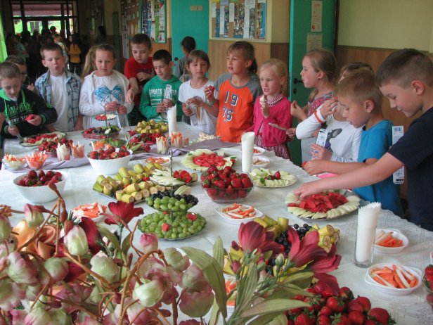 Dzieci podczas degustacji owoców